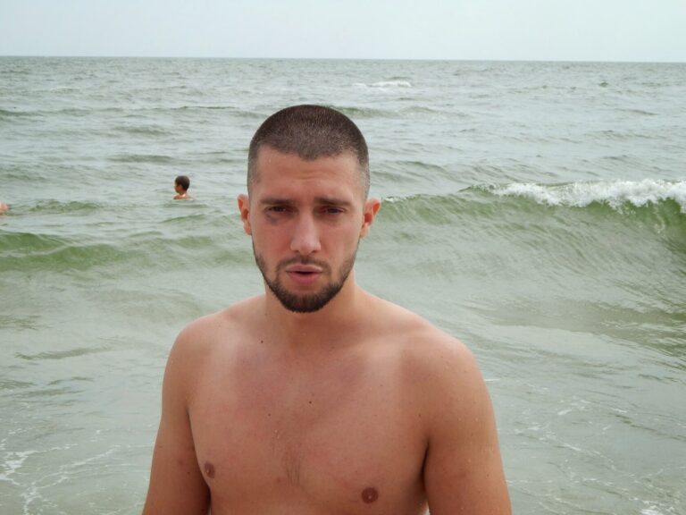Антон на море